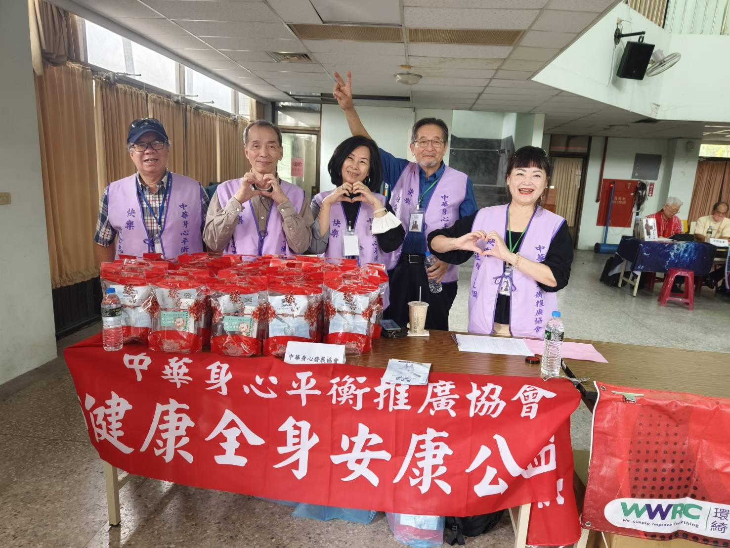 協會志工於物資發放攤位合影